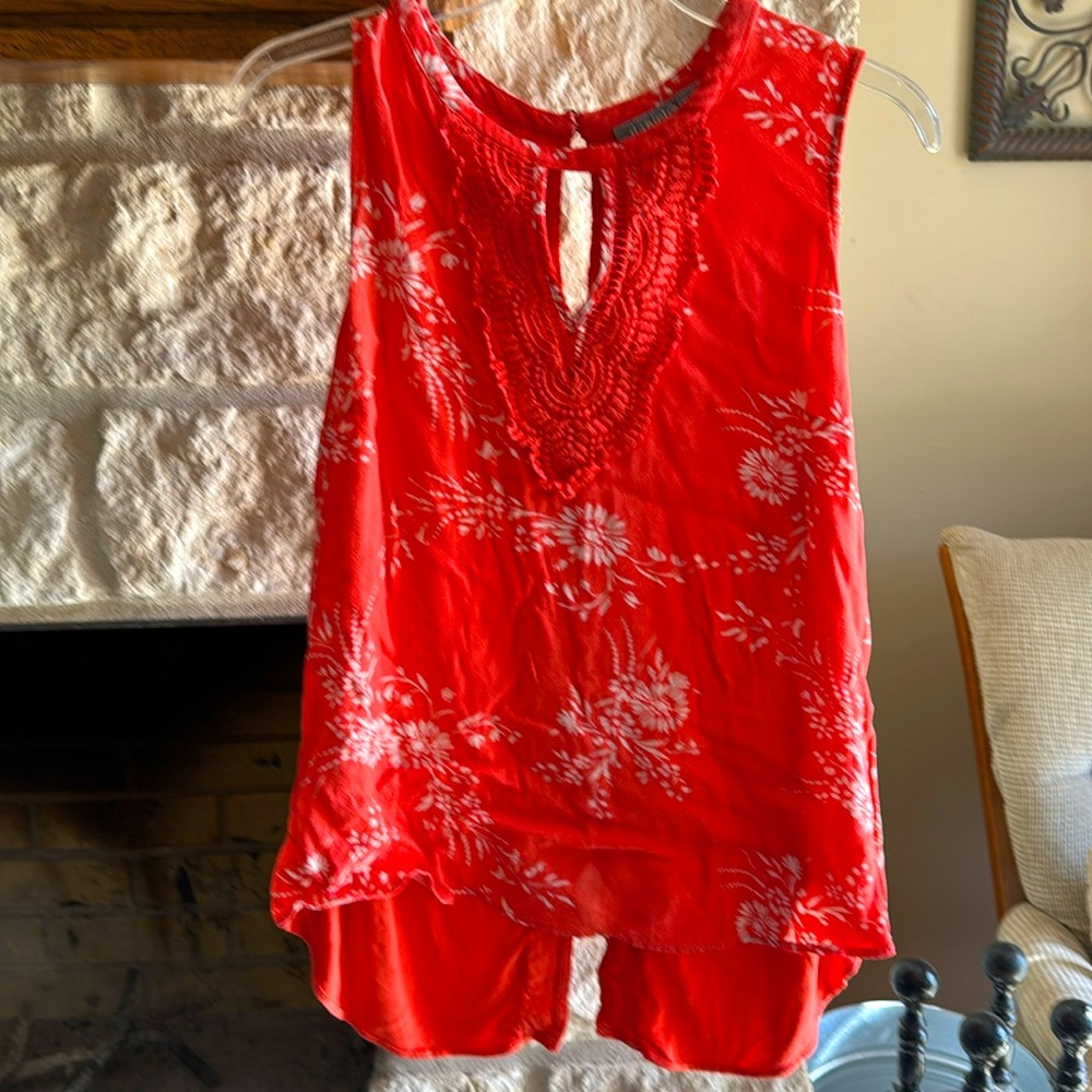 Daniel Rainn sleeveless keyhole top. Great condition. Size L